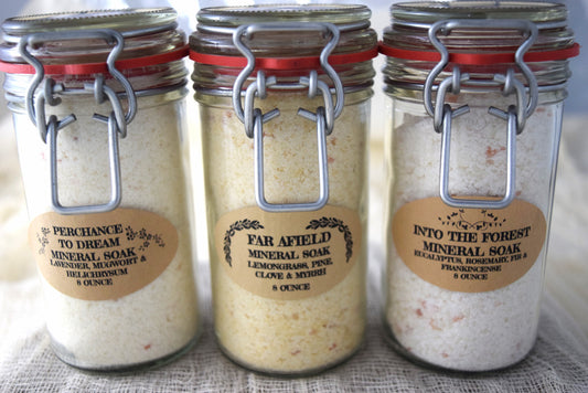 Mineral Soak: Soothing Mineral Soak with Colloidal Oatmeal for Sensitive Skin
