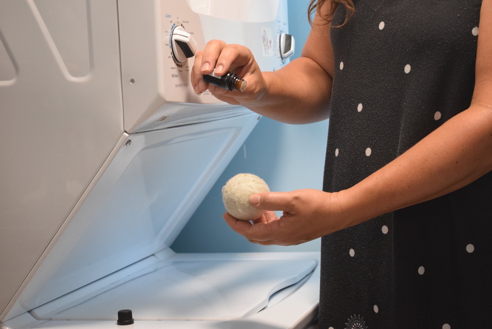 Applying essential oil to wool drier balls, Apothecuryous